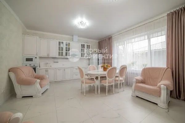 Дом, 200 м², участок 8 сот.