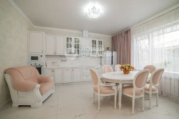 Коттедж, 200 м², участок 8 сот.